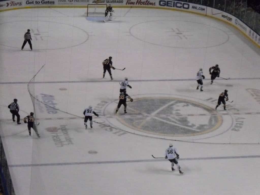 Lightning Beat Winless Flyers 4-1 as Mikheyev, Holmberg Lead Depth Charge