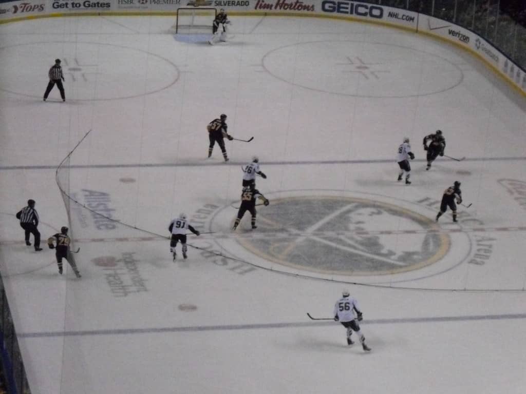 Lightning Beat Winless Flyers 4-1 as Mikheyev, Holmberg Lead Depth Charge