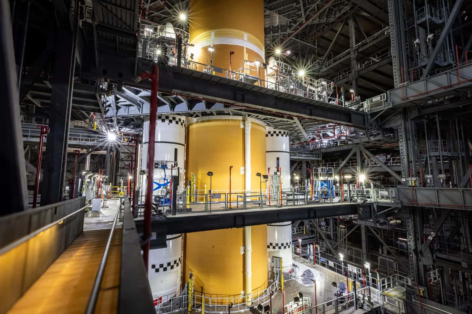 Artemis III Rocket Takes Shape at Kennedy as SLS Core Stage Joins Its Boosters Ahead of a Pad 39B Tanking Test