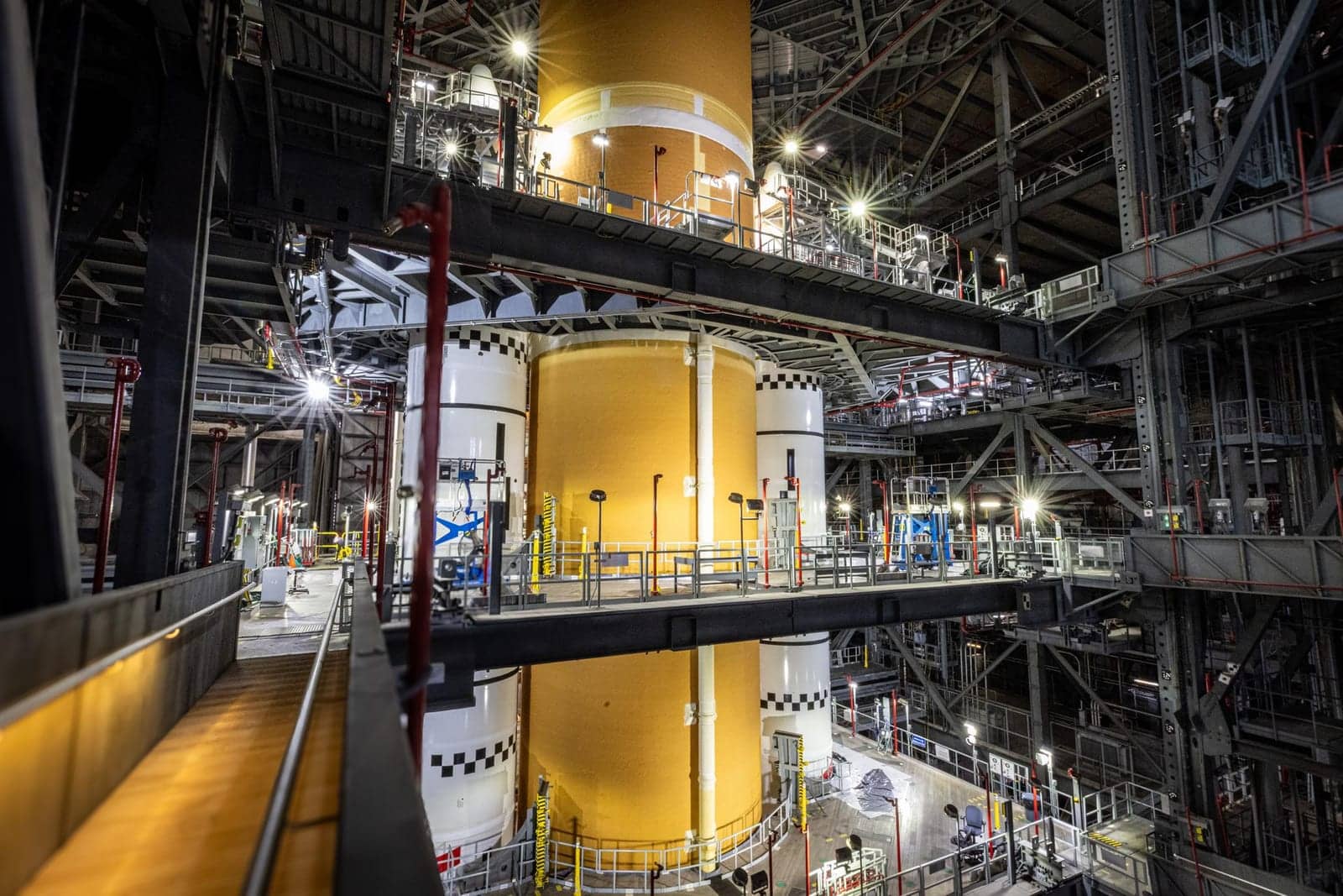 Artemis III Rocket Takes Shape at Kennedy as SLS Core Stage Joins Its Boosters Ahead of a Pad 39B Tanking Test