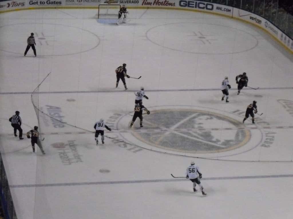 Lightning Beat Winless Flyers 4-1 as Mikheyev, Holmberg Lead Depth Charge