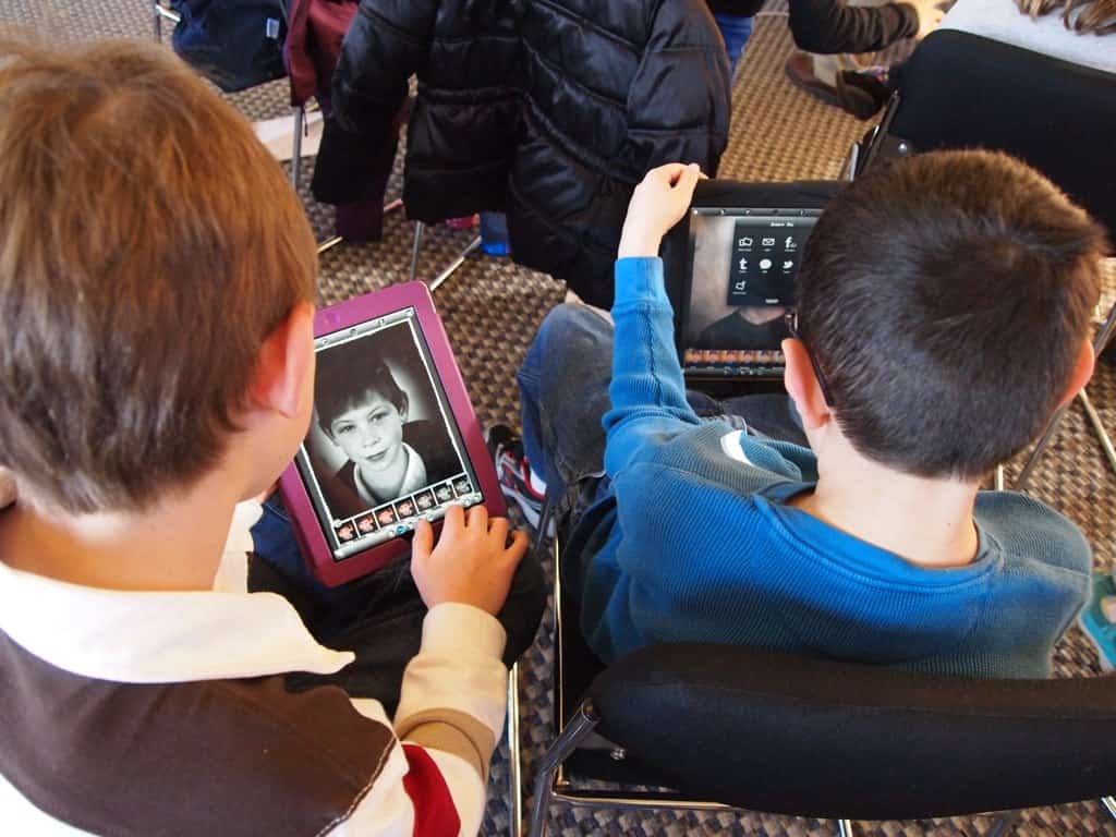 Florida Bans Cell Phones 'Bell to Bell' in K-8 Classrooms