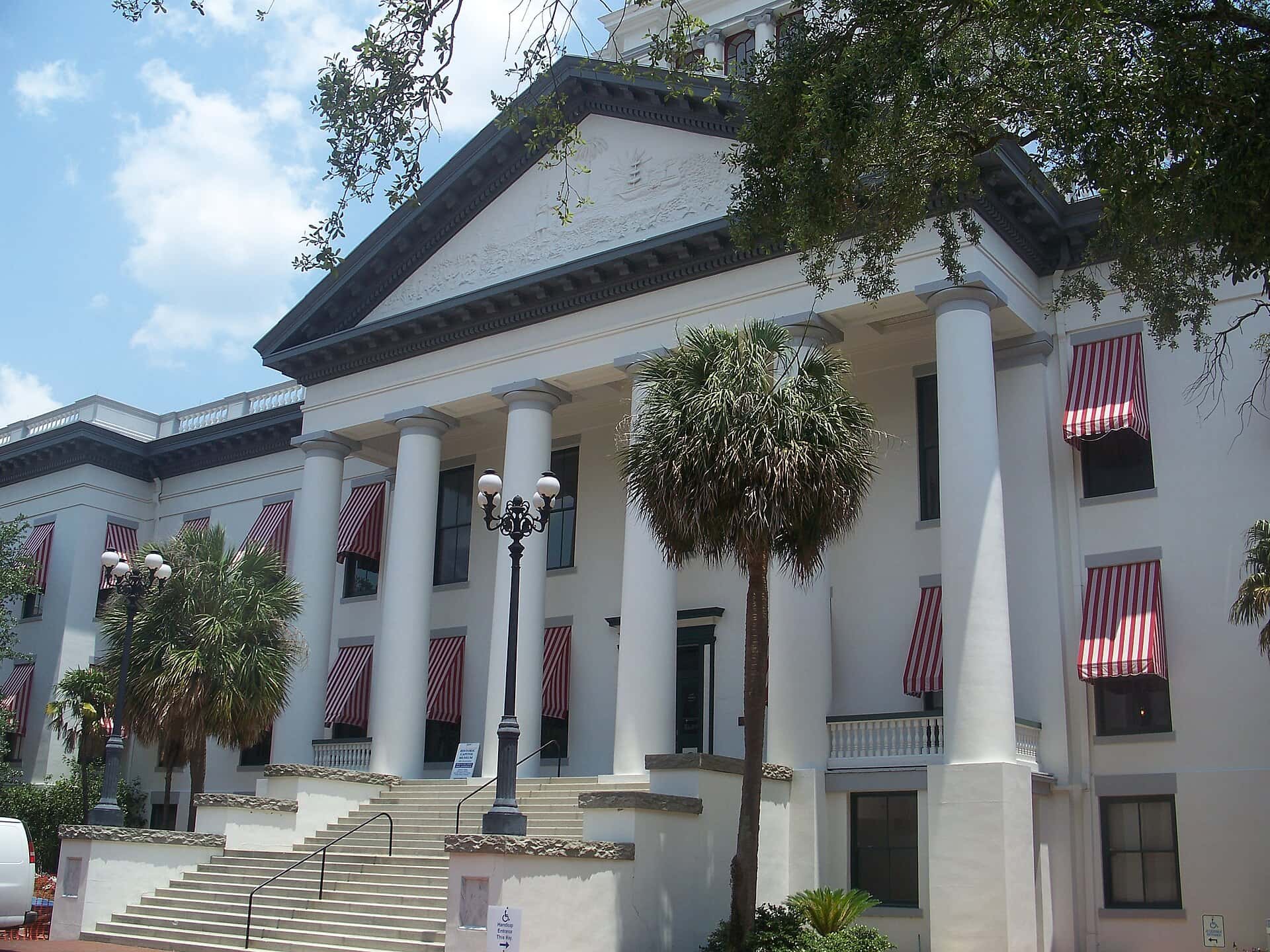 Florida Moves to Bar Cash Assistance From Tattoos, Theme Parks and Vape Shops