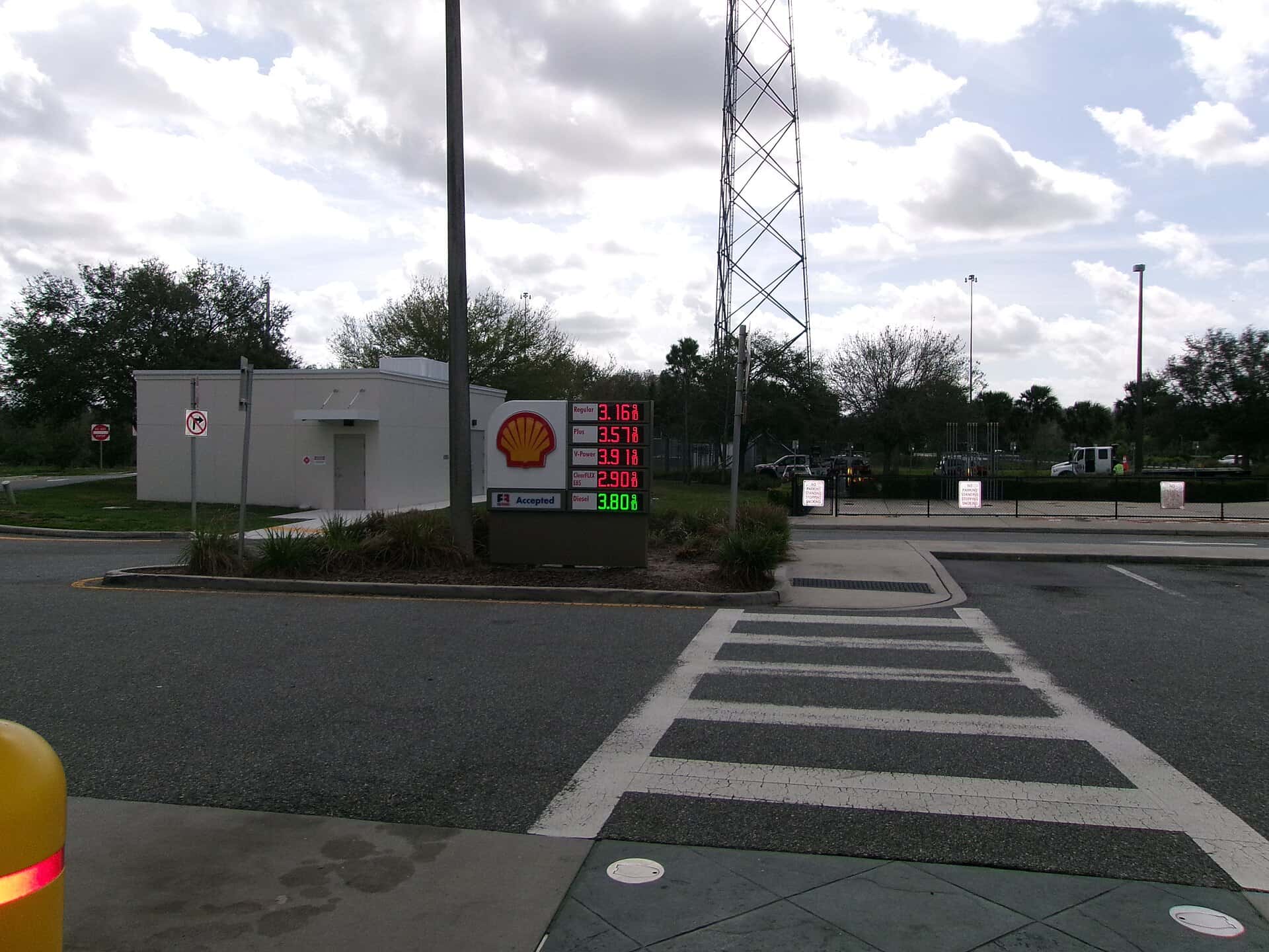 Florida Gas Prices Hold at $4.08 as Diesel Tops $6 Again; Oil Dips After Trump's Russia Sanctions Waiver
